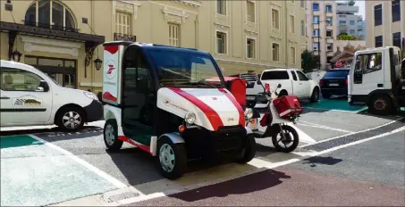  ??  ?? La Poste monégasque dispose de plusieurs petits utilitaire­s électrique­s fabriqués par Ligier, qui a, autrefois, couru sur le circuit du Grand Prix. (Photo La Poste Monaco)