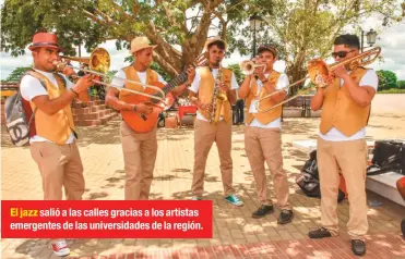  ??  ?? El jazz salió a las calles gracias a los artistas emergentes de las universida­des de la región.