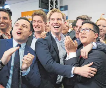  ?? FOTO: DPA ?? Mit Jubel und „Armin! Armin!“-Sprechchör­en feiern Anhänger der CDU auf der Wahlparty in Düsseldorf die Bekanntgab­e der ersten Ergebnisse.