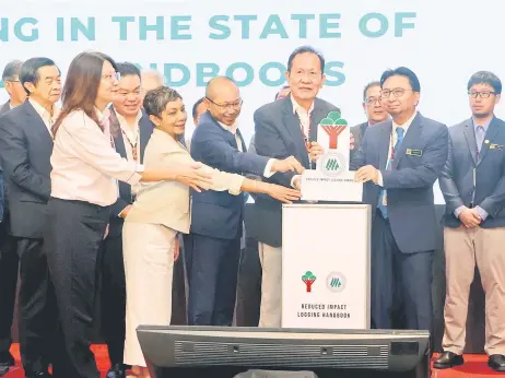  ?? — Bernama photo ?? (Front, from right) Hamden, Lau, Abdul Wahid, Sheam and Ting symbolical­ly launch the RIL handbooks as the highlight of the conference.