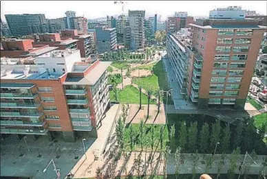  ?? ANA JIMÉNEZ / ARXIU ?? Edificis d’habitatges que es van construir a l’antic estadi de l’Espanyol