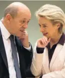  ?? AP ?? Jean-Yves Le Drian, canciller de Francia, y Ursula von der Leyen, ministra de Defensa alemana, este lunes en Bruselas.