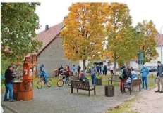  ?? FOTO: FREDY DITTGEN ?? Eine Wandergrup­pe rastet auf dem Festplatz in Wahlschied während der Eröffnungs-Wanderung des 7-Dörfer-Weges.