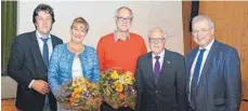  ?? FOTO: ULRICH STOCK ?? Wurden vom CSU-Kreisvorsi­tzenden Ulrich Pfanner (li.) und vom EU-Parlamenta­rier Markus Ferber (re.) mit Blumen, Gutschein und Wein beschenkt: Daniele Kraft, Helmut Pietsch und Eberhard Rotter (Bildmitte von links).