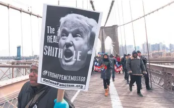  ?? Foto afp ?? PROTESTA. Un grupo de personas de la comunidad haitiana se manifestar­on ayer en el puente Brooklyn, de Nueva York, para protestar por la abolición del TPS.