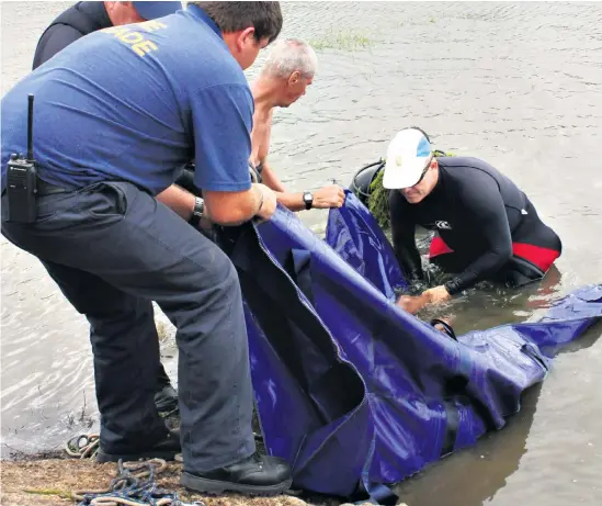  ?? Orrin Singh ?? Empangeni SAPS Search and Rescue accompanie­d by members of Fire and Rescue and NSRI Richards Bay, recover the first two bodies shortly after 2pm on Monday afternoon