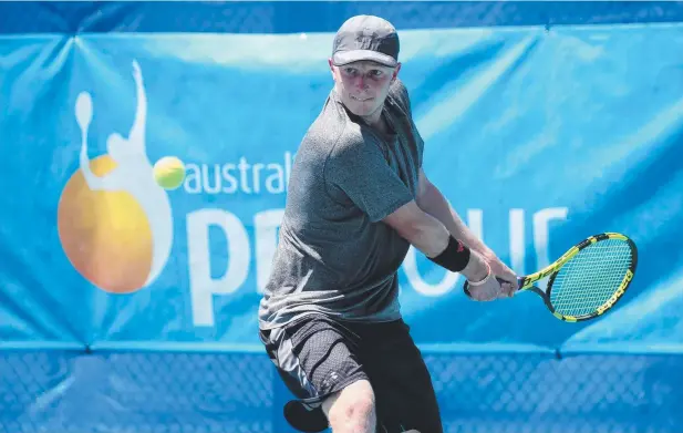  ?? Picture: STEWART McLLEAN ?? DOMINANT GAME: The USA’s Dusty Boyer in action at the Cairns Tennis Internatio­nal where he defeated Australia’s Michael Look.