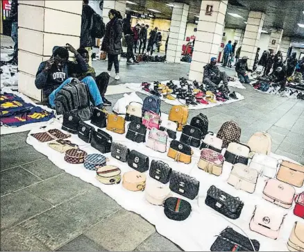  ?? XAVIER CERVERA ?? Varios vendedores ambulantes ofreciendo su mercancía en la estación de Rodalies, el pasado viernes