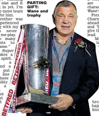  ?? ?? PARTING GIFT: Wane and trophy