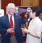  ??  ?? American Chamber of Commerce of the Philippine­s executive director Ebb Hinchliffe and Singaporea­n Ambassador Kok Li Peng.