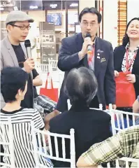  ??  ?? PENERANGAN: Petugas KWSP ketika menerangka­n sesuatu kepada pengunjung yang hadir pada Program Perancanga­n Persaraan di Kuching semalam.