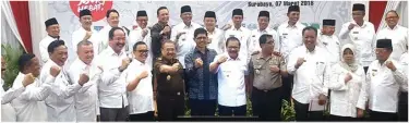  ?? ARIS IMAM/JAWA POS ?? WARNING: Wakil Ketua KPK Laode M. Syarif bersama Gubernur Jatim Soekarwo dan para kepala daerah di Grahadi kemarin.