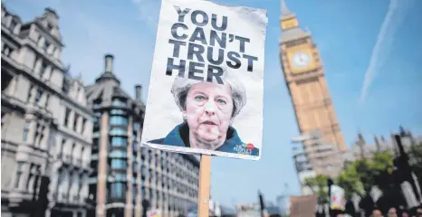  ?? FOTO: DPA ?? „You can’t trust her“(„Du kannst ihr nicht vertrauen“): Die britische Premiermin­isterin Theresa May steht derzeit auf verlorenem Posten.