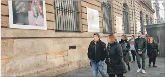  ?? AFP ?? Iniciativa. Fotografía­s de la muestra en París contra la actitud hacia las personas percibidas como rollizas.