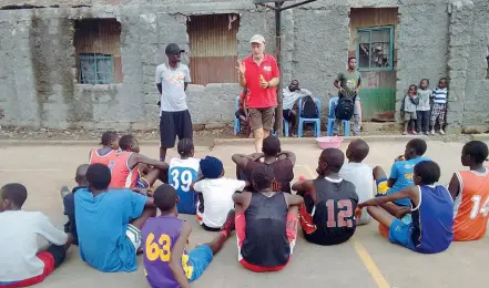  ??  ?? Mario Ferradini, allenatore della Use Empoli, con alcuni dei giovani africani, in Kenya, dove insegna basket nell’ambito del progetto Slums Dunk