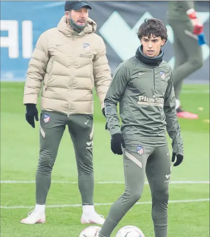  ?? FOTO: J. A. SIRVENT ?? Diego Pablo Simeone está pendiente de la evolución de los positivos en Covid 19 de cara al partido contra el Celta