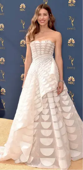  ??  ?? Jessica BielEs la actriz de moda: acaba de estrenar The Sinner en Netflix y acudió a la gala de los Emmy como nominada por su interpreta­ción. En materiade estilo, siempre digna de ser copiada.