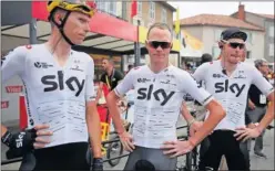  ??  ?? UN BLOQUE. Froome, entre sus compañeros Knees y Rowe.