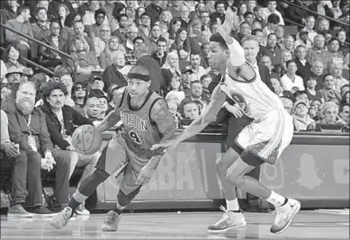  ??  ?? Isaiah Thomas (l) van Boston Celtics probeert langs een van zijn tegenstand­ers te gaan. (Foto: NOS.nl)