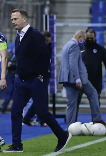  ?? FOTO BELGA ?? Voorzitter Peter Croonen in gesprek met Cyriel Dessers.
Vrijdag tegen Charleroi zal er in elk geval, zoals tegen Beerschot, opnieuw een strijdbaar geheel op het veld moeten staan.