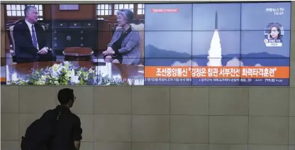  ?? Bild: Ahn Young-joon/tt/arkiv ?? En man ser en projektil avfyras från Nordkorea på sydkoreans­k tv tidigare i år.