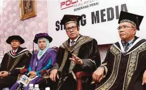  ?? PIC BY AMIR IRSYAD OMAR ?? Prasarana Group Berhad chief executive officer Datuk Seri Azmi Abdul Aziz (second from right) with Politeknik Seberang Prai director Zulkifli Ariffin (right) after the polytechni­c’s convocatio­n ceremony in Pematang Pauh yesterday.