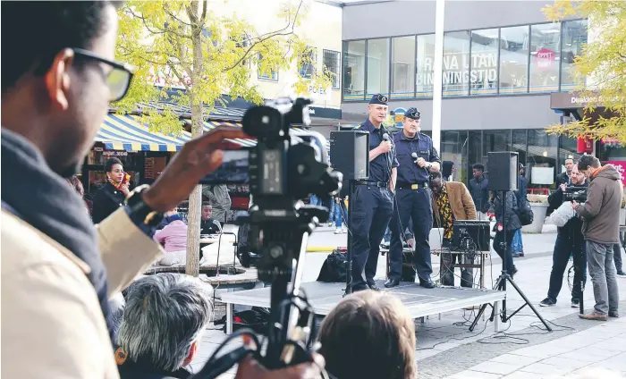  ?? FOTO: IDA NILSING ?? VÄLBEVAKAT. Det var en välbevakad manifestat­ion mot våld på Rinkeby torg, bland annat gjorde både SVT och SR inslag om initiative­t.