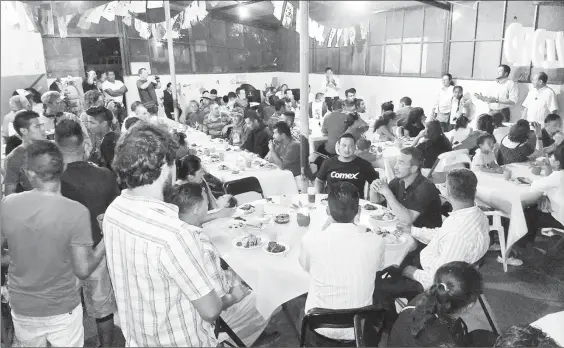  ??  ?? Alrededor de 150 migrantes centroamer­icanos celebraron en el albergue Hermanos en el Camino, ubicado en Ciudad Ixtepec, Oaxaca, la cena de Nochebuena. Previament­e, el sacerdote Alejandro Solalinde Guerra ofició una misa en la que llamó a mantener la...