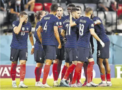  ?? EFE ?? Los jugadores franceses celebran el gol que significar­ía su triunfo sobre Alemania, ayer.