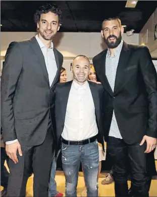  ?? FOTO: FCB ?? Tres gigantes Andrés Iniesta, entre Pau y Marc Gasol, en el antepalco del Camp Nou