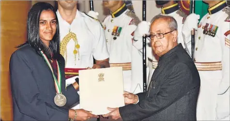  ?? VIPIN KUMAR/HT PHOTO ?? Rio Olympics badminton silver medallist PV Sindhu receives the Rajiv Gandhi Khel Ratna Award from President Pranab Mukherjee on Monday.