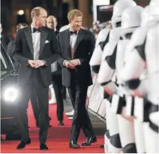  ??  ?? ► Los príncipes William y Harry en la alfombra roja. En la cinta tienen un cameo como stormtroop­ers.