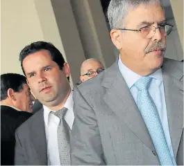  ??  ?? Sombra. José María Olasagasti y su jefe Julio De Vido.