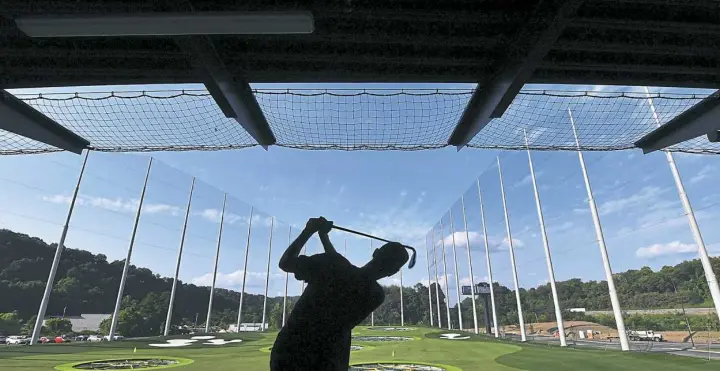  ?? Peter Diana/Post-Gazette ?? Pittsburgh Penguins Matt Murray hits off the tee during the preview event at Topgolf entertainm­ent complex in South Fayette on Wednesday.