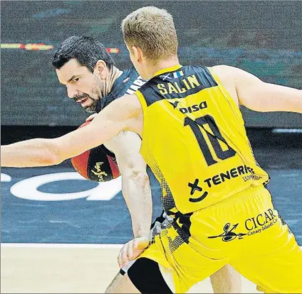  ?? FOTO: EFE ?? Veteranía
Los puntos de Rafa Martínez, en la foto presionado por Salin, fueron clave para que el Bilbao Basket rompiera el partido