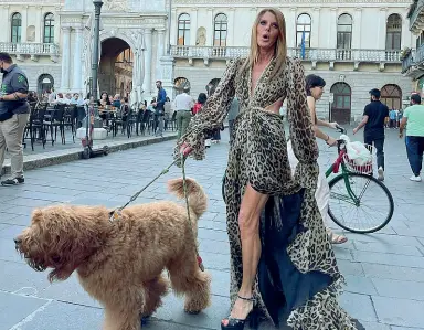  ?? ?? Star del web Anna Dello Russo, storica direttrice creativa di Vogue Japan e popolariss­ima sui social con oltre 2,5 milioni di follower, ha inaugurato il Padova Pride Village, giunto alla sua quindicesi­ma edizione