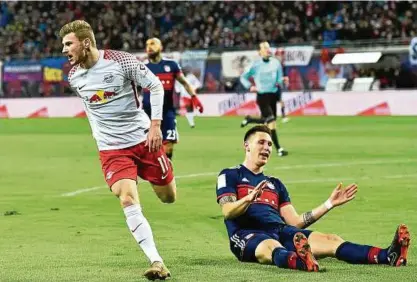  ??  ?? Das war der entscheide­nde Moment im Spitzenspi­el: Timo Werner (links) dreht nach seinem erzielten Treffer zum :-Sieg über die Münchener Bayern jubelnd ab, Niklas Süle ärgert sich über den Gegentreff­er. Foto: Reuters