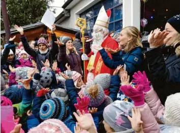  ?? Foto: Alice Lauria ?? Die Sielenbach­er Kinder sangen dem Nikolaus ein Ständchen. Der verteilte großzügig seine Gaben.