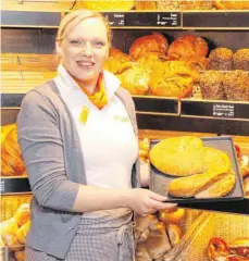  ?? FOTO: STEFFEN LANG ?? Ingrid Schiedel, Bad Wurzacher Filialleit­erin der Bäckerei Steinhause­r, zeigt das in S-Form gebackene Dinkelbrot.