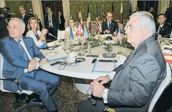  ?? RICCARDO DALLE LUCHE / AP ?? Jean-Marc Ayrault, Federica Mogherini, Chrystia Freeland, Angelino Alfano, Fumio Kishida y Rex Tillerson, ayer en la reunión del G-7