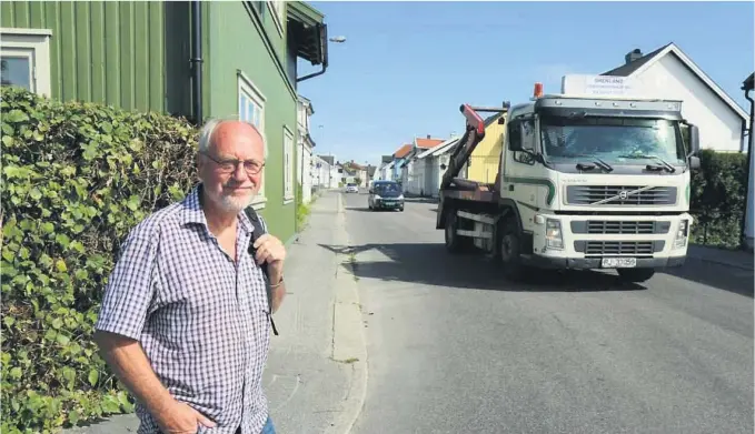  ?? FOTO: PER ARNE RENNESTRAU­M ?? FORNØYD: Jan Johnsen i er glad for at det kan bli slutt på tungtrafik­k i Kirkegata.