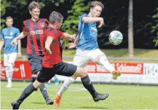  ?? FOTO: ROLF SCHULTES ?? Nicolas Fink (rechts) peilt mit dem SV Oberzell den zweiten Platz an. Dazu muss die Mannschaft in Beuren gewinnen.