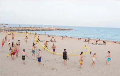  ??  ?? Sobre estas líneas, grupos de jóvenes que practican deporte en la playa. Arriba, atardecer sobre las aguas del mar Mediterrán­eo.