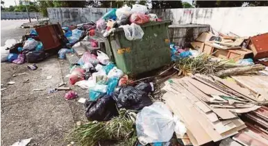  ?? PIC BY RAMDZAN MASIAM ?? Uncollecte­d garbage in Taman Sembilang, Seberang Jaya, yesterday.