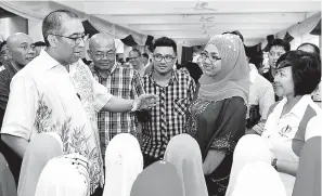  ??  ?? Communicat­ions and Multimedia Minister Datuk Seri Dr Salleh Said Keruak (left) and Akademik Jahitan Kota Kinabalu principal Alicia Lainson (second right) at the closing ceremony of courses for ‘tudung’ (scarves) tailoring, foodstall, hairstylin­g, computer maintenanc­e and family welfare workshop organised by the Sabah Community Developmen­t Department (Kemas) yesterday. - Bernama photo