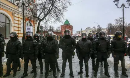  ?? Photograph: Aleksey Fokin/Sopa Images/Rex/ Shuttersto­ck ?? Riot police attend a protest in support of Alexei Navalny in Nizhny Novgorod on Sunday.