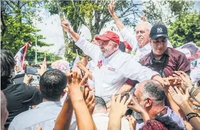  ?? I
AFP ?? Lula saluda a simpatizan­tes esta semana en un acto en Salvador, Bahía.