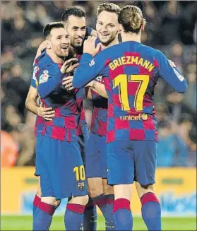  ?? FOTO: PEP MORATA ?? Busquets, Rakitic y Griemzann, con Messi, en un partido de Liga