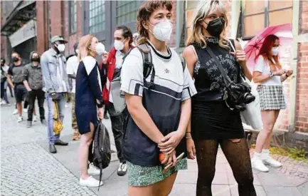  ?? EFE ?? En países como Alemania y en otros lugares realizan actividade­s con los jóvenes para propiciar su vacunación e interacció­n social.