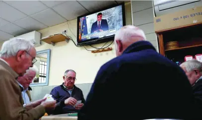  ??  ?? La tercera edad es el segmento de población que más consume la televisión pública